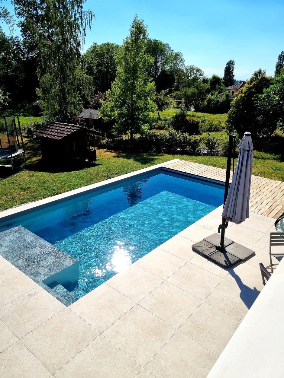 Piscine familiale et contemporaire